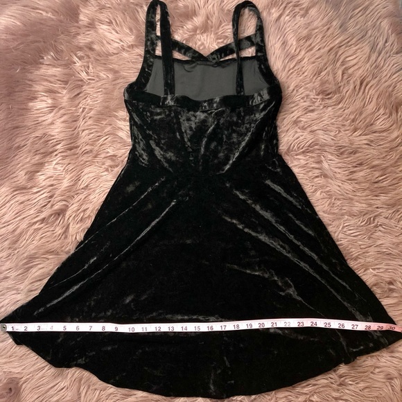 Black Velvet Dress! 🖤 - Picture 7 of 8